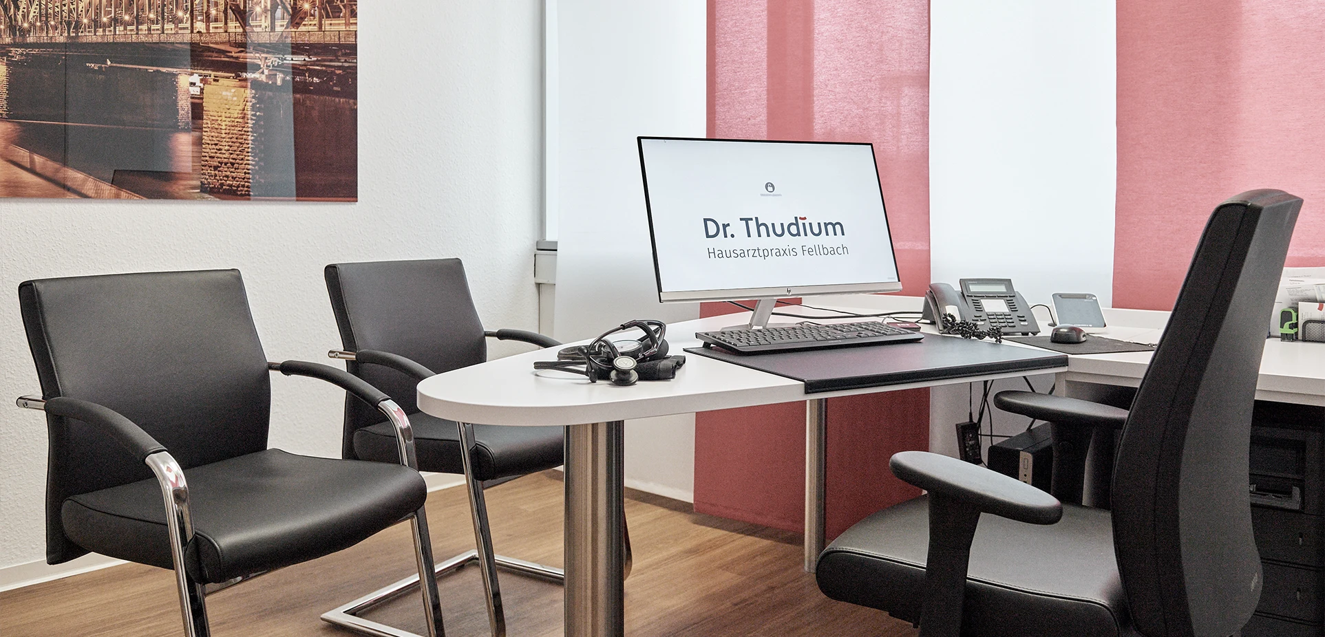 Räumlichkeiten der Hausarztpraxis Dr. Thudium in Fellbach – modern und freundlich gestaltet.